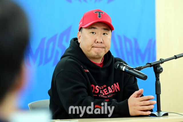 27일 오후 대구삼성라이온즈파크에서 진행된 '2026 신한 SOL KBO리그 포스트시즌' KIA 타이거즈와 삼성 라이온즈와의 플레이오프 2차전 경기. 경기 전 KIA 타이거즈 이범호 감독이 취재진과 질문에 답하고 있다./대구=곽경훈 기자