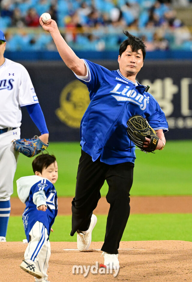 27일 오후 대구삼성라이온즈파크에서 진행된 '2026 신한 SOL KBO리그 포스트시즌' KIA 타이거즈와 삼성 라이온즈와의 플레이오프 2차전 경기. 경기 전 오승환이 승리 기원 시구를 하고 있다./대구=곽경훈 기자