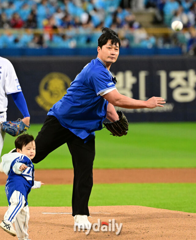27일 오후 대구삼성라이온즈파크에서 진행된 '2026 신한 SOL KBO리그 포스트시즌' KIA 타이거즈와 삼성 라이온즈와의 플레이오프 2차전 경기. 경기 전 오승환이 승리 기원 시구를 하고 있다./대구=곽경훈 기자