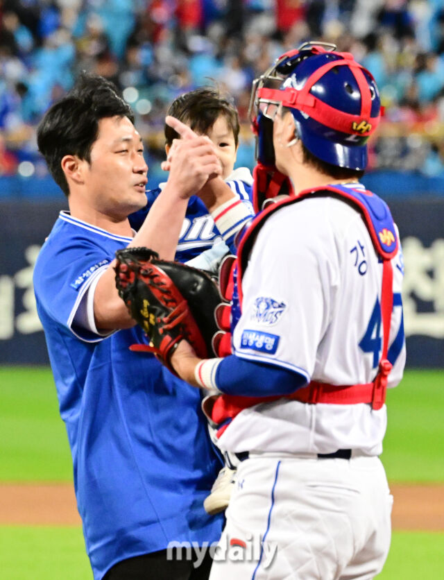 27일 오후 대구삼성라이온즈파크에서 진행된 '2026 신한 SOL KBO리그 포스트시즌' KIA 타이거즈와 삼성 라이온즈와의 플레이오프 2차전 경기. 경기 전 오승환이 승리 기원 시구를 한 뒤 강민호와 세리머니를 펼치고 있다./대구=곽경훈 기자