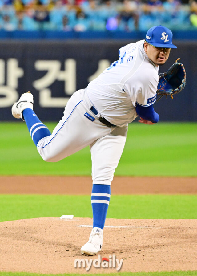 27일 오후 대구삼성라이온즈파크에서 진행된 '2026 신한 SOL KBO리그 포스트시즌' KIA 타이거즈와 삼성 라이온즈와의 플레이오프 2차전 경기. 삼성 선발 후라도가 역투를 펼치고 있다./대구=곽경훈 기자