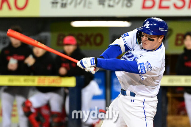27일 오후 대구삼성라이온즈파크에서 진행된 '2026 신한 SOL KBO리그 포스트시즌' KIA 타이거즈와 삼성 라이온즈와의 플레이오프 2차전 경기. 삼성 최형우가 2회말 1사 KIA 선발 올러를 상대로 안타를 때리고 있다./대구=곽경훈 기자
