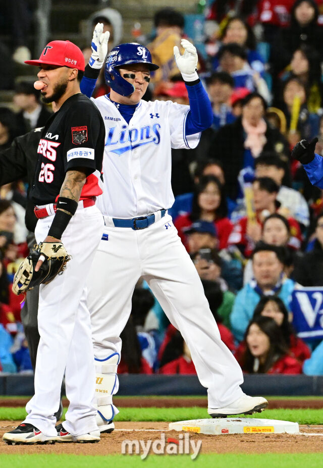 27일 오후 대구삼성라이온즈파크에서 진행된 '2026 신한 SOL KBO리그 포스트시즌' KIA 타이거즈와 삼성 라이온즈와의 플레이오프 2차전 경기. 삼성 최형우가 2회말 1사 KIA 선발 올러를 상대로 안타를 때린 뒤 기뻐하고 있다./대구=곽경훈 기자