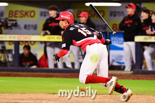 27일 오후 대구삼성라이온즈파크에서 진행된 '2026 신한 SOL KBO리그 포스트시즌' KIA 타이거즈와 삼성 라이온즈와의 플레이오프 2차전 경기. KIA 박재현이 3회초 1사 2루에서 내야 안타를 때리고 있다./대구=곽경훈 기자