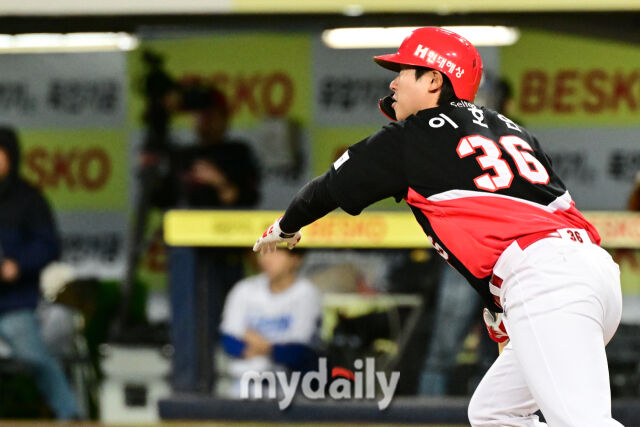 27일 오후 대구삼성라이온즈파크에서 진행된 '2026 신한 SOL KBO리그 포스트시즌' KIA 타이거즈와 삼성 라이온즈와의 플레이오프 2차전 경기. KIA 이호연이 3회초 1사 1,3루에서 희생플라이를 때리고 있다./대구=곽경훈 기자