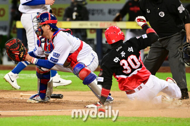 27일 오후 대구삼성라이온즈파크에서 진행된 '2026 신한 SOL KBO리그 포스트시즌' KIA 타이거즈와 삼성 라이온즈와의 플레이오프 2차전 경기. KIA 하주석이 3회초 1사 1,3루에서 이호연의 희생플라이 때 선취점을 올리고 있다./대구=곽경훈 기자