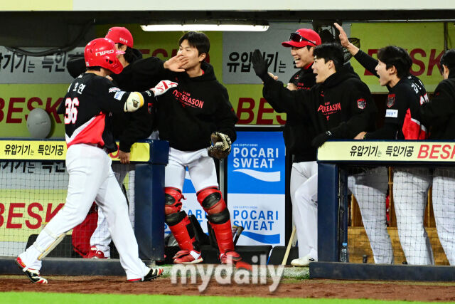 27일 오후 대구삼성라이온즈파크에서 진행된 '2026 신한 SOL KBO리그 포스트시즌' KIA 타이거즈와 삼성 라이온즈와의 플레이오프 2차전 경기. KIA 이호연이 3회초 1사 1,3루에서 희생플라이로 선취점을 만든 뒤 기뻐하고 있다./마이데일리