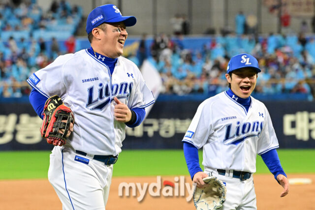 27일 오후 대구삼성라이온즈파크에서 진행된 '2026 신한 SOL KBO리그 포스트시즌' KIA 타이거즈와 삼성 라이온즈와의 플레이오프 2차전 경기. 삼성 최형우가 6회초 카스트로의 안타를 잡아 2루에서 태그아웃 시킨 뒤 미소를 짓고 있다./대구=곽경훈 기자