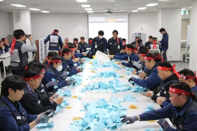 27일 전국금속노동조합 HD현대중공업지부가 ‘2026년 통합 단체교섭 조합원 총회’ 찬반투표 개표를 진행하고 있다. /HD현대중공업노조