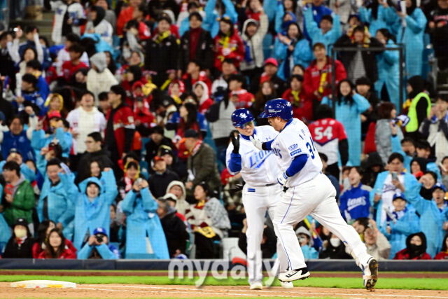 27일 오후 대구삼성라이온즈파크에서 진행된 '2026 신한 SOL KBO리그 포스트시즌' KIA 타이거즈와 삼성 라이온즈와의 플레이오프 2차전 경기. 삼성 최형우가 7회말 1사 KIA 김범수를 상대로 솔로 홈런을 때린 뒤 그라운드를 돌고 있다./대구=곽경훈 기자