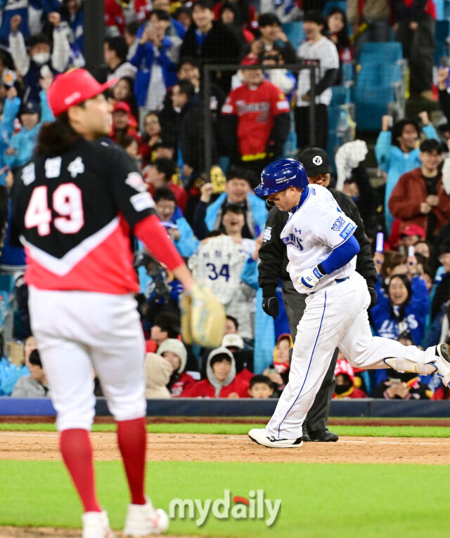27일 오후 대구삼성라이온즈파크에서 진행된 '2026 신한 SOL KBO리그 포스트시즌' KIA 타이거즈와 삼성 라이온즈와의 플레이오프 2차전 경기. 삼성 최형우가 7회말 1사 KIA 김범수를 상대로 솔로 홈런을 때린 뒤 그라운드를 돌고 있다./대구=곽경훈 기자