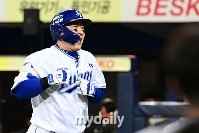 27일 오후 대구삼성라이온즈파크에서 진행된 '2026 신한 SOL KBO리그 포스트시즌' KIA 타이거즈와 삼성 라이온즈와의 플레이오프 2차전 경기. 삼성 최형우가 7회말 1사 KIA 김범수를 상대로 솔로 홈런을 때린 뒤 환호하고 있다./대구=곽경훈 기자