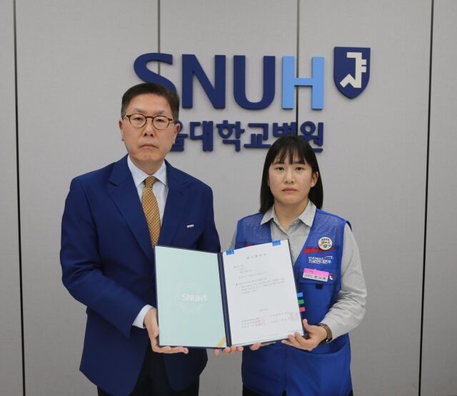 2026년 임금 및 단체협약 가조인식. 백남종 서울대병원장(왼쪽)과 박나래 서울대병원분회장. /서울대병원