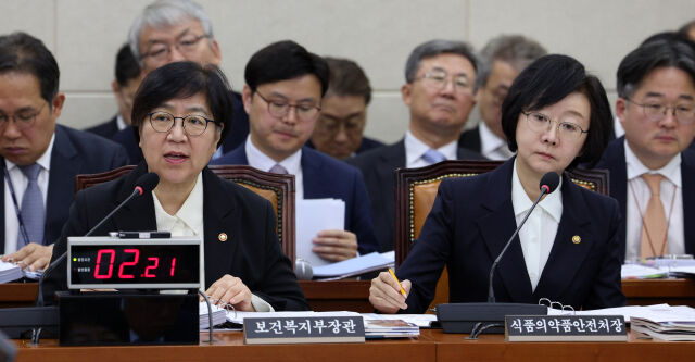 정은경 보건복지부 장관(왼쪽)과 오유경 식품의약품안전처장(오른쪽)이 27일 서울 여의도 국회에서 열린 보건복지위원회 보건복지부, 질병관리청, 식품의약품안전처 등에 대한 종합 국정감사에서 의원 질의에 답변하고 있다. /뉴시스