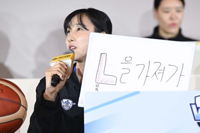아산 우리은행 김단비가 27일 리베라호텔 청담 베르사이유홀에서 'KB스타뱅킹 2026-2027 여자프로농구' 개막 미디어데이에서 5글자 각오를 제시하고 있다./WKBL 제공
