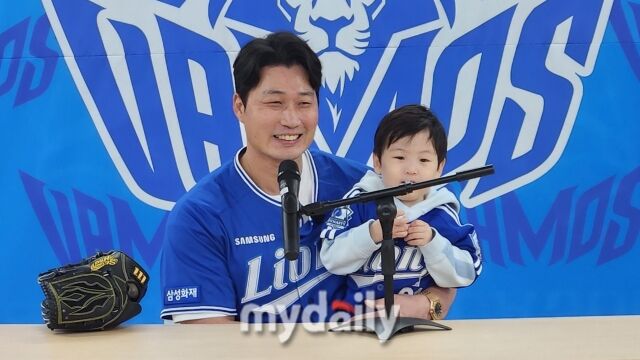 오승환(왼쪽)이 아들 오서준 군과 10월 27일 대구 삼성 라이온즈파크에서 인터뷰를 하고 있다./대구=김경현 기자
