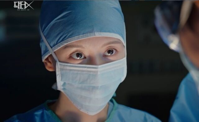 수술복을 입은 김지원 / SBS 금토드라마 '닥터X : 하얀 마피아의 시대'