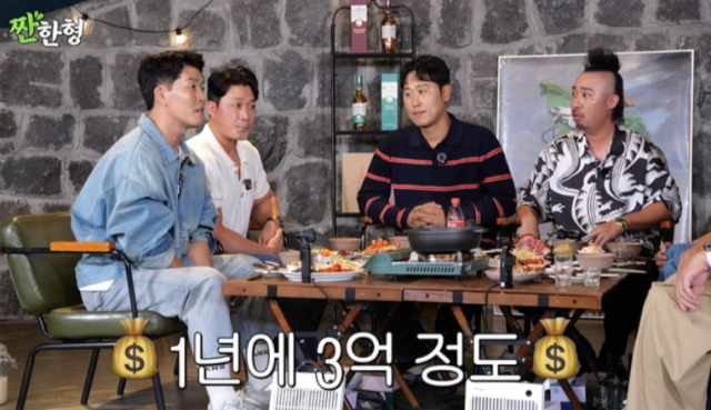 많은 이들의 관심이 쏠린 메이저리그 연금에 대한 이야기가 이어졌다. 김병현은 “45살 때부터 받을 수 있다. 1년에 3억 정도”라고 밝혀 스튜디오를 놀라게 했다. /유튜브 채널 ‘짠한형 신동엽’