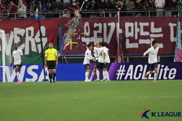 비셀 고베 선수들이 27일 대전월드컵경기장에서 열린 대전 하나시티즌과의 원정경기에서 득점 후 기뻐하고 있다./프로축구연맹 제공