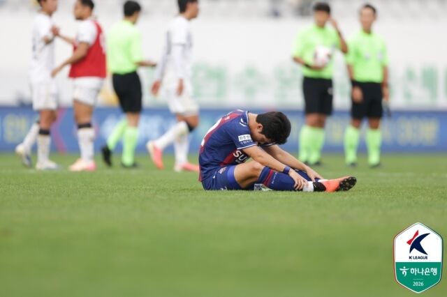 수원FC 서재민이 25일 수원종합운동장에서 열린 충남 아산과의 홈경기에서 0-1로 패배한 뒤 아쉬워하고 있다./프로축구연맹 제공