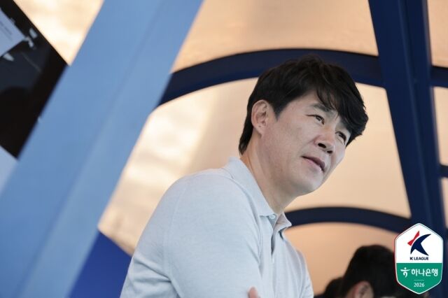 25일 수원종합운동장에서 열린 충남 아산과의 홈경기를 지켜보고 있는 박건하 수원FC 감독./프로축구연맹 제공