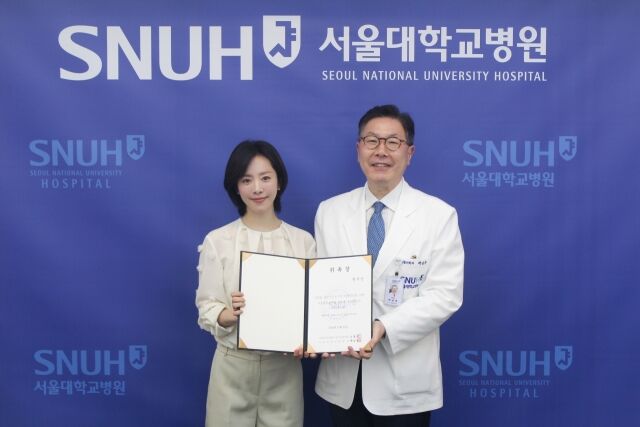 한지민 서울대병원 후원회 홍보대사(왼쪽), 백남종 서울대병원장. /서울대병원