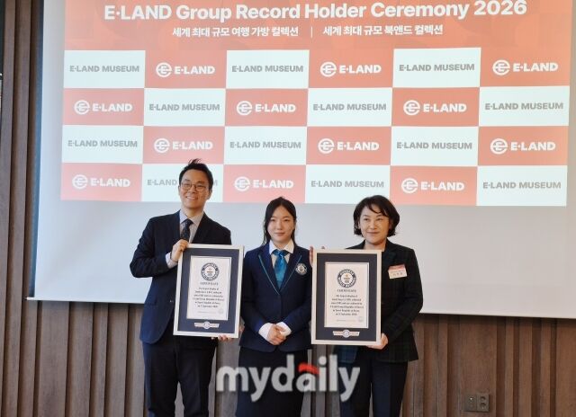 한우석 이랜드뮤지엄 대표(왼쪽부터), 손민영 기네스 세계기록 공식 심판관, 서영희 이랜드뮤지엄 총괄디렉터가 28일 이랜드글로벌R&D센터에서 열린 이랜드그룹 기네스 세계기록 공식 인증식에서 기념촬영을 하고 있다. /방금숙 기자 