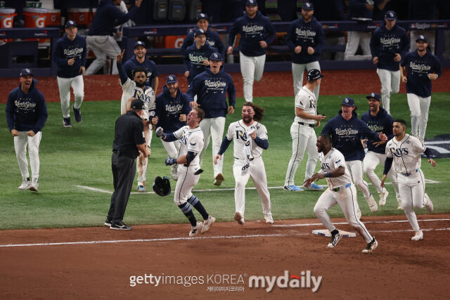 MLB 탬파베이 벤 윌리엄슨이 28일(한국시각) 열린 밀워키와 2026 월드시리즈 4차전 연장 12회말 끝내기 안타를 쳤다. 탬파베이는 이 안타로 밀워키에 4-3으로 이겼고 1~3차전 연패 뒤 첫승을 거두며 반격 발판을 마련했다./게티이미지코리아