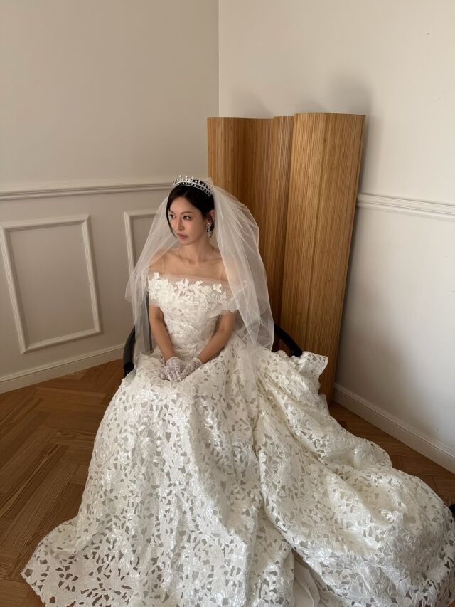 김소연이 결혼 9년 차에도 새 신부를 연상케 하는 웨딩드레스 자태를 선보였다. / 김소연 SNS
