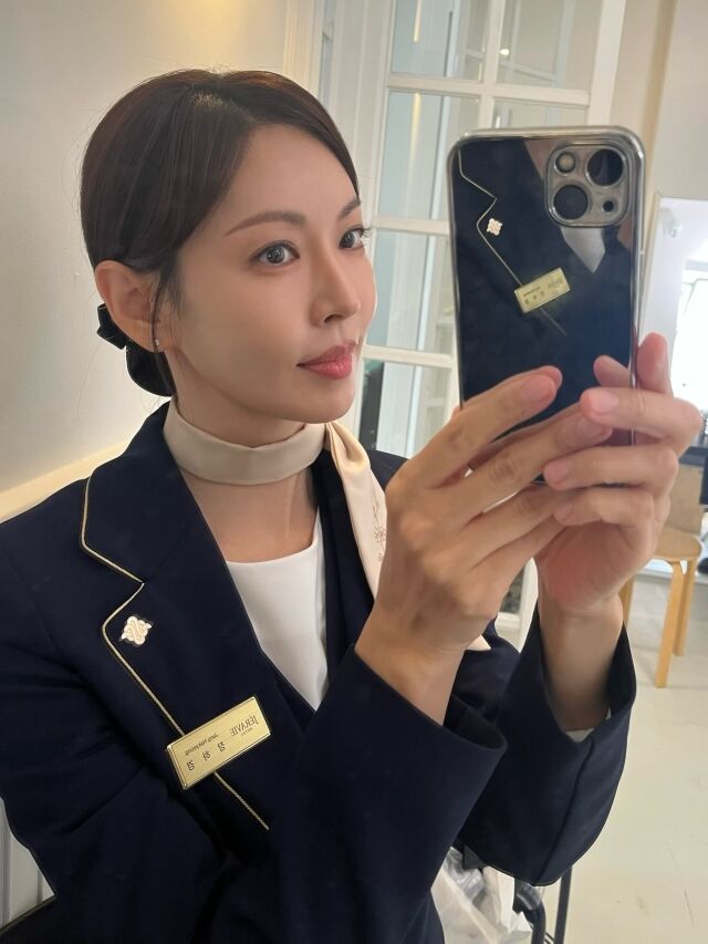 김소연이 결혼 9년 차에도 새 신부를 연상케 하는 웨딩드레스 자태를 선보였다. / 김소연 SNS