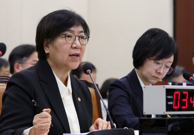 정은경 보건복지부 장관이 27일 서울 여의도 국회에서 열린 보건복지위원회 보건복지부, 질병관리청, 식품의약품안전처 등에 대한 종합 국정감사에서 의원 질의에 답변하고 있다. /뉴시스