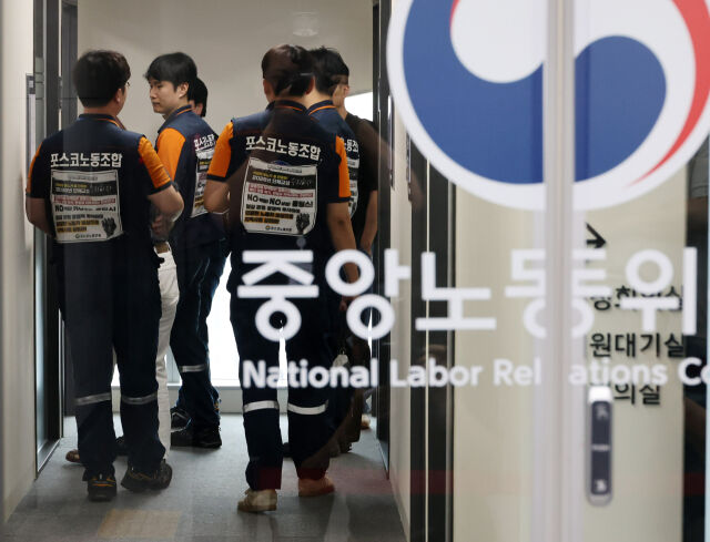 지난 8월 18일 포스코 노동쟁의 조정신청 사건 3차 조정회의가 열린 세종시 중앙노동위원회에서 노조측 위원들이 조정회의실로 향하고 있다. /뉴시스