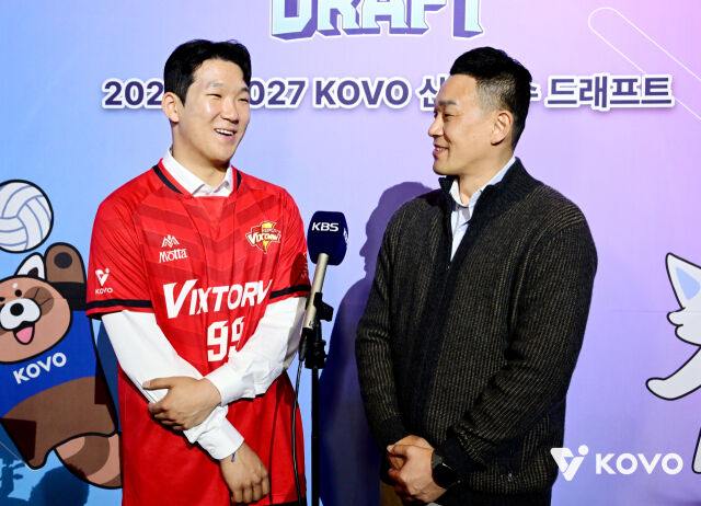 한국전력 지명을 받은 여광우(왼쪽)와 아버지 여오현./KOVO 제공