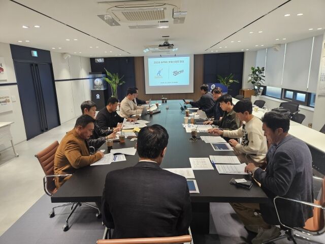 2026 APBC 대표팀 코칭 스태프가 회의를 하고 있다./KBO
