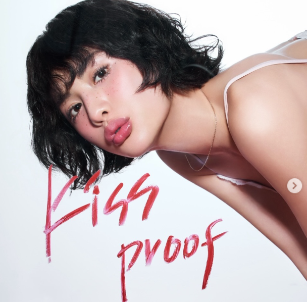 나나는 지난 28일 자신의 SNS에 하트와 리본 이모티콘과 함께 여러 장의 화보 사진을 공개했다. /나나 소셜미디어