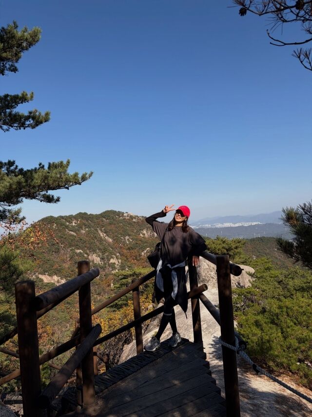 장신영이 등산을 즐기며 건강미 넘치는 근황을 공개했다. / 장신영 SNS