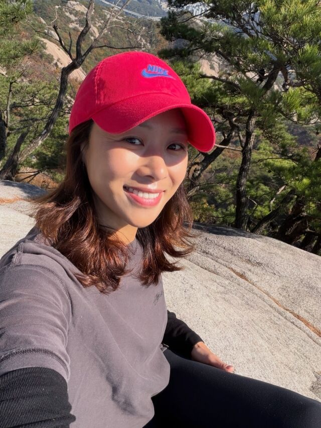 장신영이 등산을 즐기며 건강미 넘치는 근황을 공개했다. / 장신영 SNS