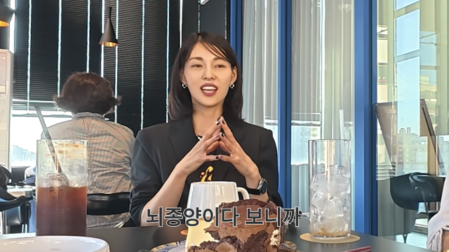 김정화가 뇌종양 진단을 받은 남편 유은성의 건강 상태를 전하며 가족을 향한 애틋한 마음을 드러냈다. / 유튜브 채널 '찐 여배우들'