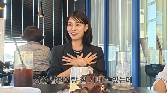 김정화가 뇌종양 진단을 받은 남편 유은성의 건강 상태를 전하며 가족을 향한 애틋한 마음을 드러냈다. / 유튜브 채널 '찐 여배우들'