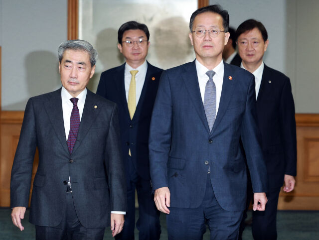 사진 왼쪽부터 신현송 한국은행 총재, 이억원 금융위원장, 이 부총리, 이찬진 금융감독원장. /뉴시스