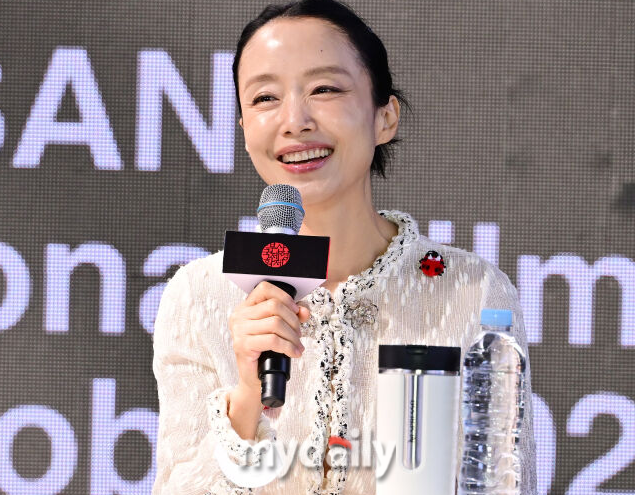 전도연이 북미 시상식 시즌의 포문을 여는 제36회 고담 필름 어워즈(The Gotham Awards) 주연상 후보에 오르며 오스카 입성 기대감을 한층 높였다. /마이데일리