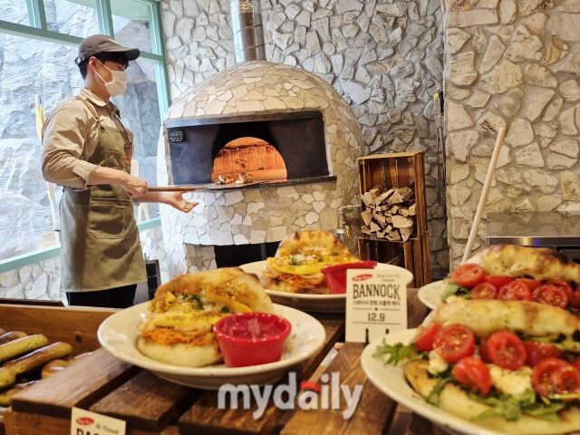 매장 내 화덕에서 직원들이 몬트리올식 베이글과 특화 메뉴를 직접 구워내 선보이고 있다. /방금숙 기자
