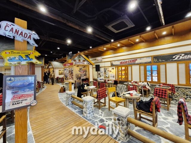 원목과 석재, 캐빈형 좌석으로 산악마을 골목길 분위기를 연출한 ‘팀홀튼 밴프 타운 성수’ 1층 전경. /방금숙 기자