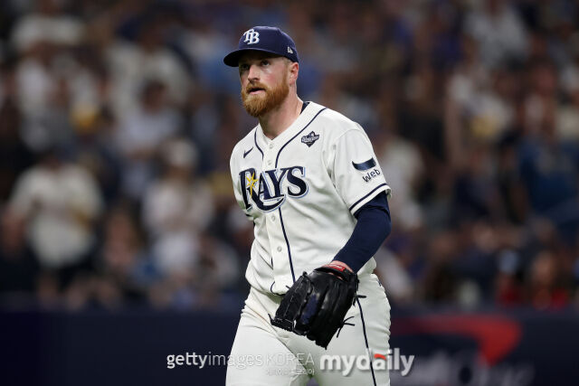 MLB 탬파베이 드류 라스무센이 29일(한국시각) 열린 밀워키와 월드시리즈 5차전 홈 경기에 선발 등판했다. 그는 이날 4이닝 1실점으로 패전투수가 됐고 탬파배이는 밀워키에 1-4로 패해 준우승했다./게티이미지코리아