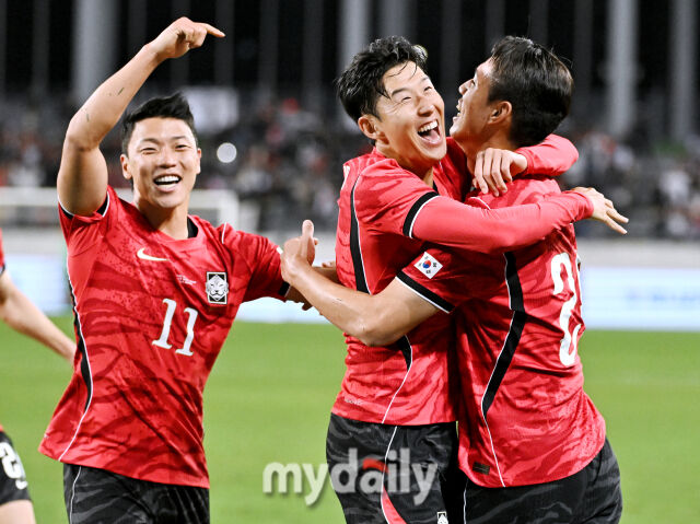 축구대표팀의 황희찬과 손흥민(왼쪽부터)이 2026년 10월 열린 우즈베키스탄전에서 세리머니를 하고 있다./마이데일리 DB