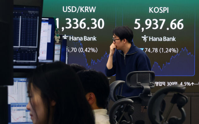 29일 서울 중구 하나은행 본점 딜링룸 전광판에 코스피 등이 표시돼 있다. /뉴시스