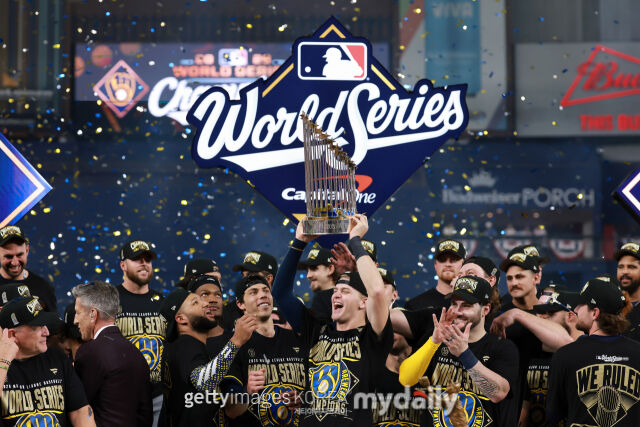 MLB 밀워키 쿠퍼 프랫이 29일(한국시각) 열린 탬파베이와 2026 월드시리즈 5차전을 마친 뒤 우승 트로피를 들고 팀 동료와 함께 기뻐하거 있다. 밀워키는 이날 탬파베이에 4-1로 이겨 시리즈 전적 4승 1패로 월드시리즈 우승을 차지했다./게티이미지코리아