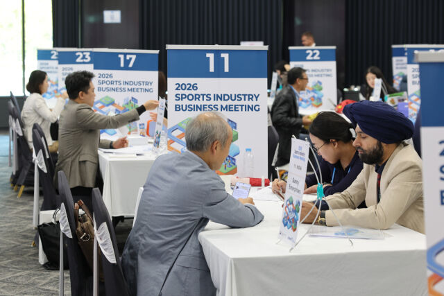 2026년 제3차 스포츠산업 수출 상담회에서 해외 업체가 설명을 하고 있다. /국민체육진흥공단 제공