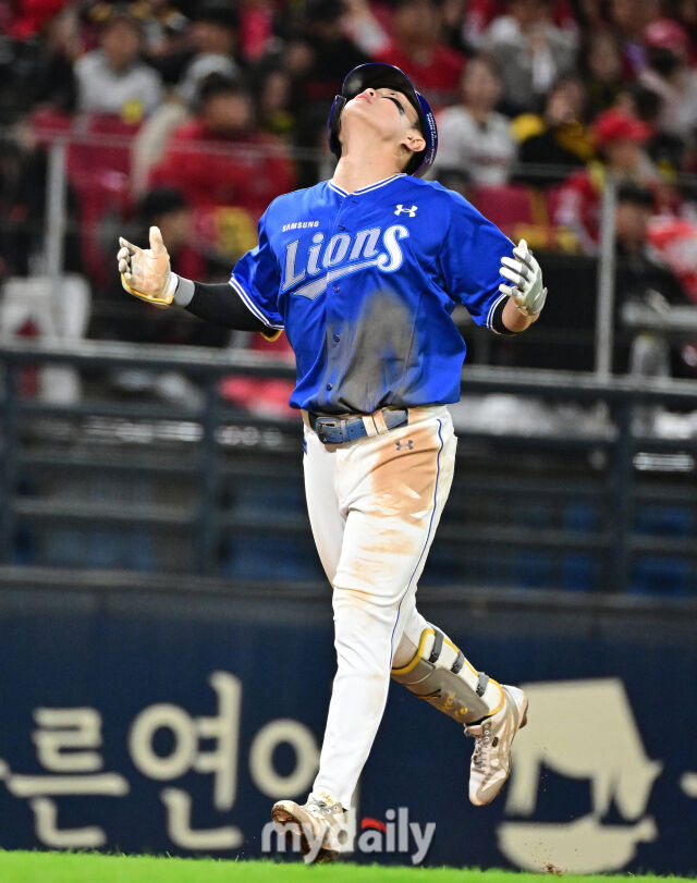 2026년 10월 29일 오후 전남광주통합특별시 광주기아챔피언스필드에서 열린 '2026 신한 SOL KBO리그 포스트시즌' PO 3차전, 삼성 라이온즈와 KIA 타이거즈의 경기 삼성 류지혁이 5회초 1사 1루서 2점 홈런을 친 뒤 기뻐하고 있다./광주=유진형 기자