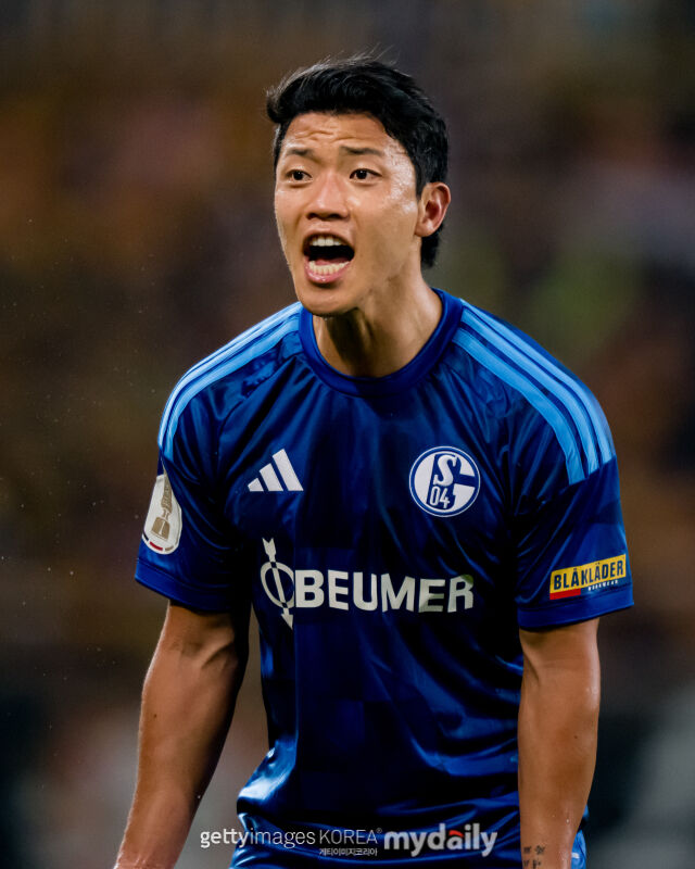 샬케의 황희찬이 드레스덴과의 2026-27시즌 DFB포칼 32강에서 구단 스태프를 밀쳐 논란이 됐다./게티이미지코리아